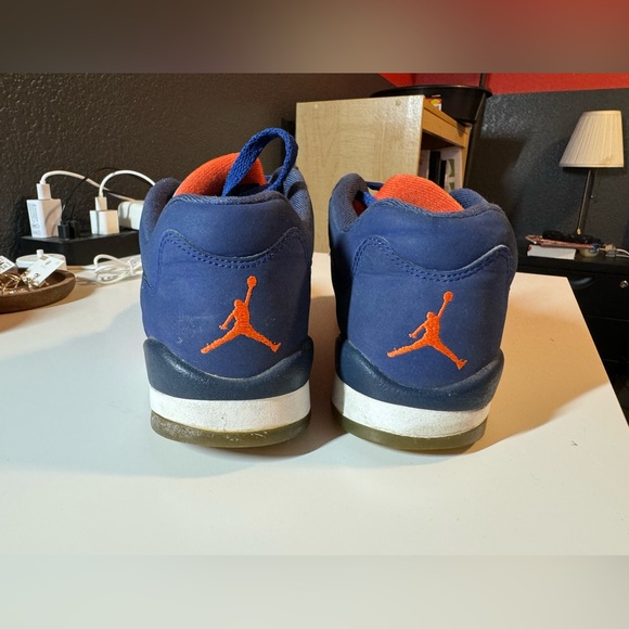 AIR JORDAN 5 RETRO LOW KNICKS (GS) BIG KIDS (DEEP ROYAL BLUE/WHITE/TEAM ORANGE) - Picture 9 of 13